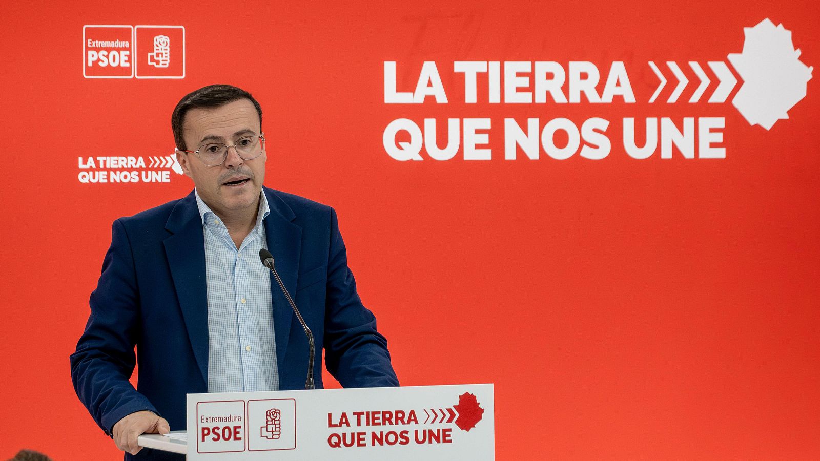 El candidato del PSOE a la Presidencia de la Junta de Extremadura, Miguel Ángel Gallardo, en una rueda de prensa.