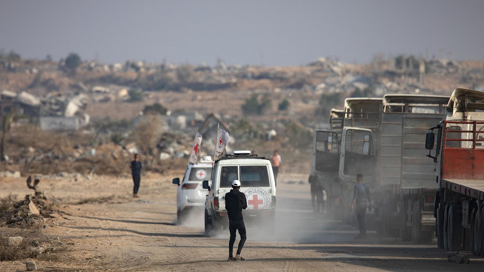 Vehículos de la Cruz Roja transportan un cuerpo después de que fuera liberado por las Brigadas al-Qassam, el brazo armado de Hamás, en Deir Al-Balah, en el centro de la Franja de Gaza, el 9 de noviembre de 2025.