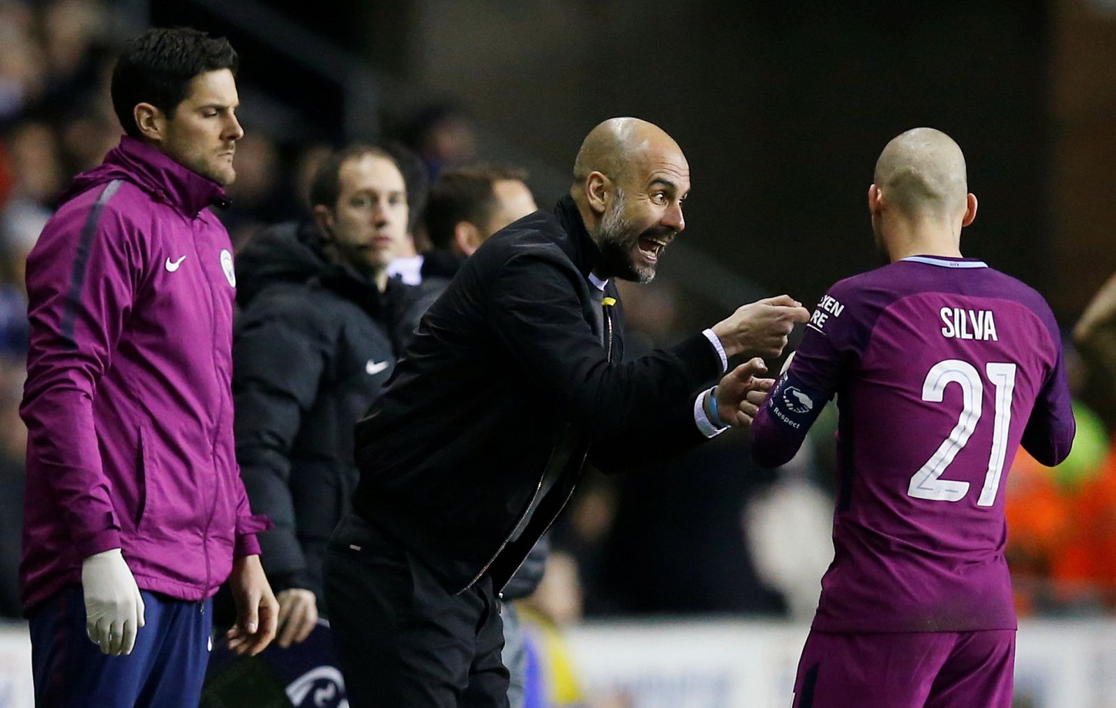 Guardiola da instrucciones a Silva ante el Wigan