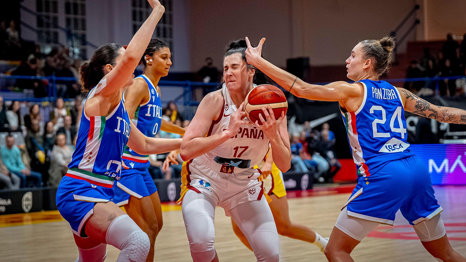 Megan Gustafson entra a canasta entre jugadoras italianas