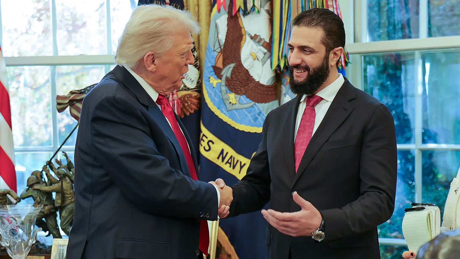 El presidente de Estados Unidos, Donald Trump, saluda este lunes en la Casa Blanca a su homólogo de Siria, Ahmed al-Sharaa.