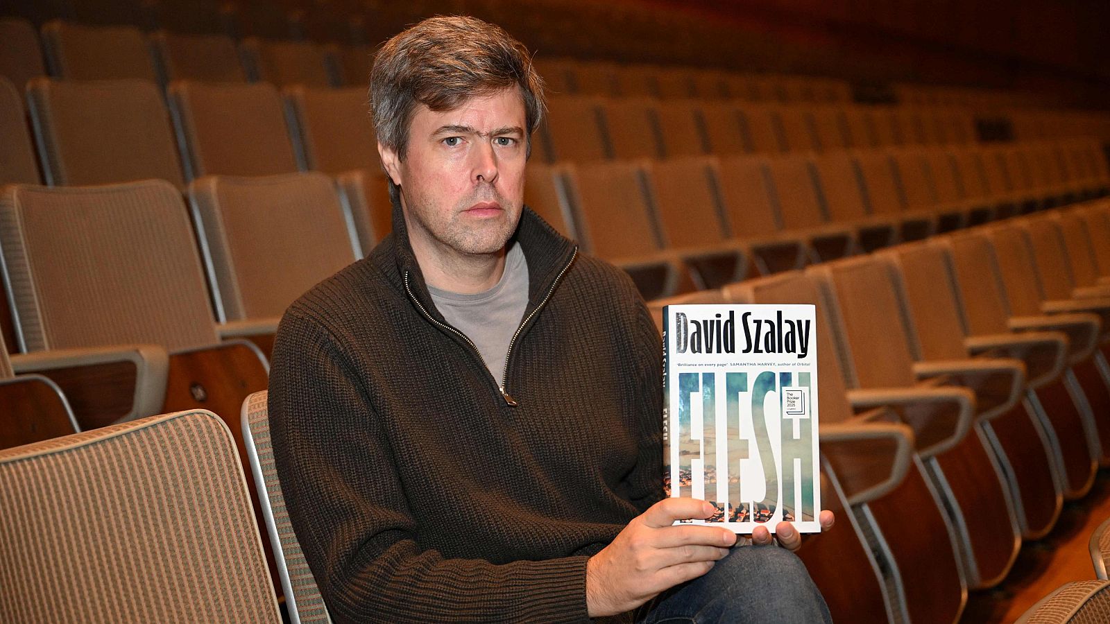 El escritor David Szalay con el libro 'Flesh'