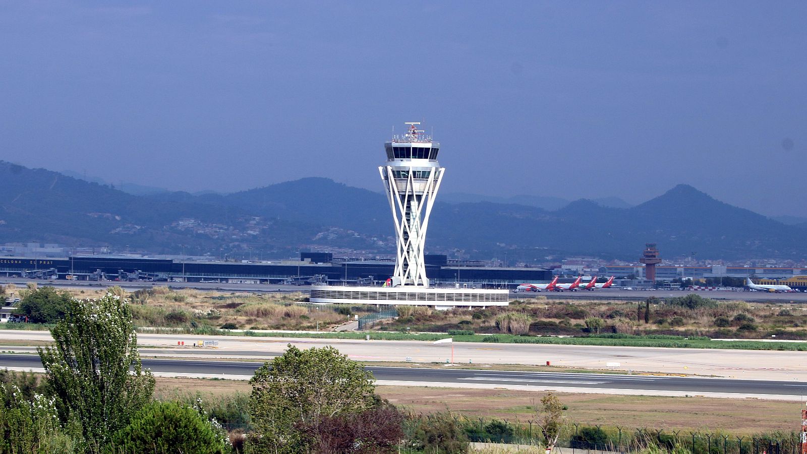 Imatge aèria de la torre de control i la tercera pista de l'aeroport del Prat el 9 de setembre de 2021