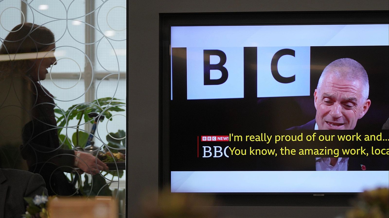 El director general de la BBC pide al personal de la cadena británica "luchar" por el periodismo que hacen
