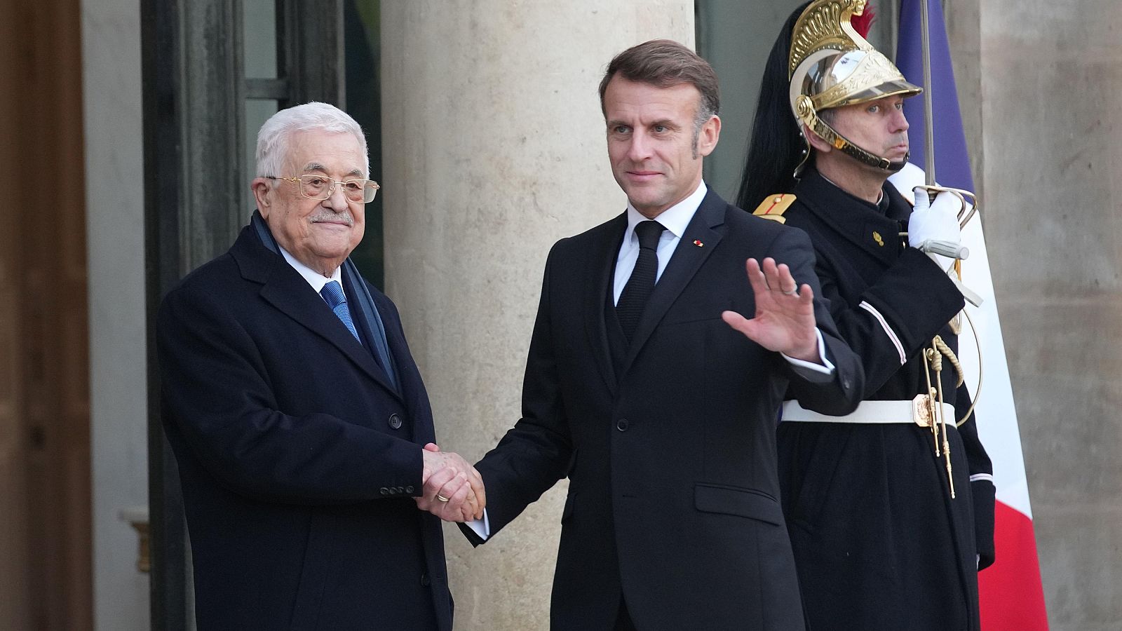 El presidente de Francia, Emmanuel Macron, saluda al presidente del Estado de Palestina, Mahmud Abás, a su llegada al Palacio del Eliseo este martes en París