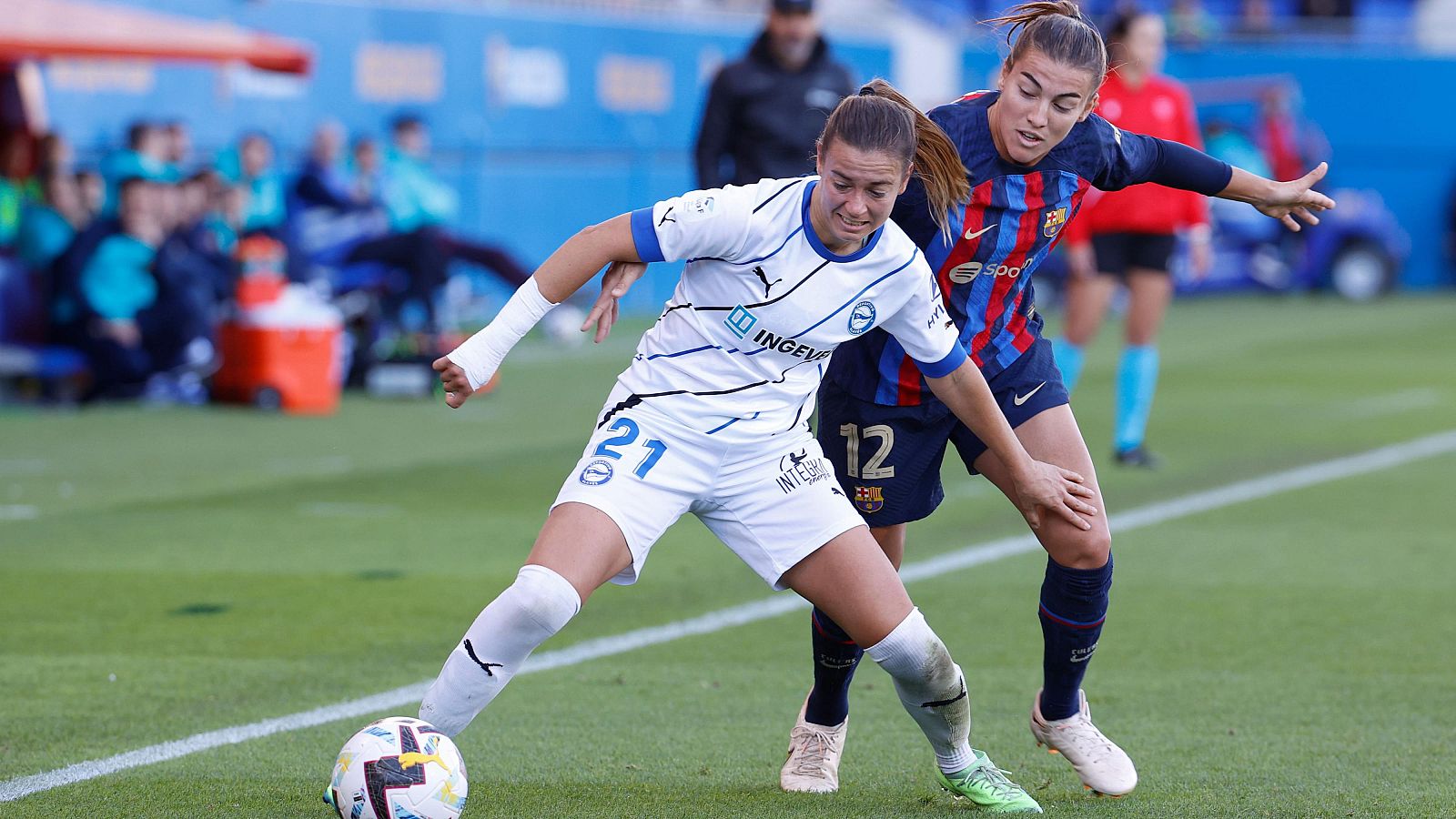 La jugadora del FC Barcelona Patri Guijarro (d) lucha por el balón con Carla Morera (c), del Deportivo Alavés, durante su partido de la Liga F EFE/ Toni Albir