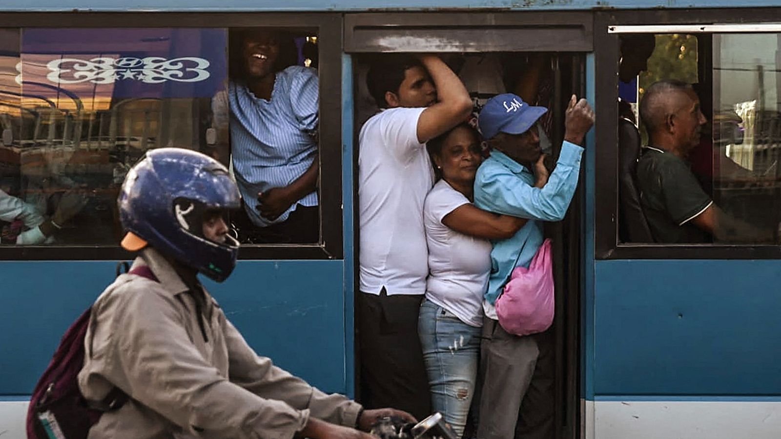 Un autobús abarrotado durante el apagón nacional en Santo Domingo