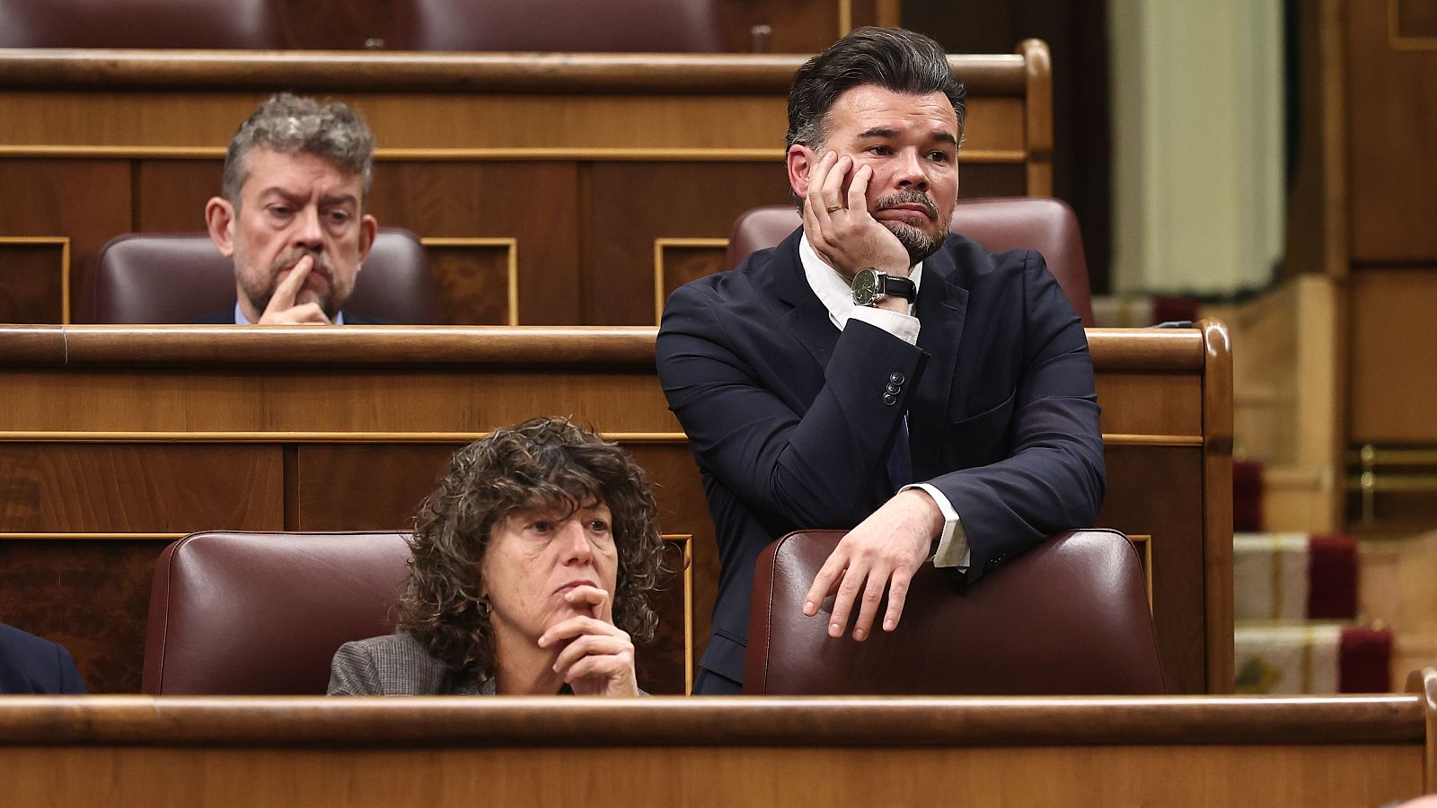 El portavoz de ERC en el Congreso, Gabriel Rufián (d), en el Congreso de los Diputados