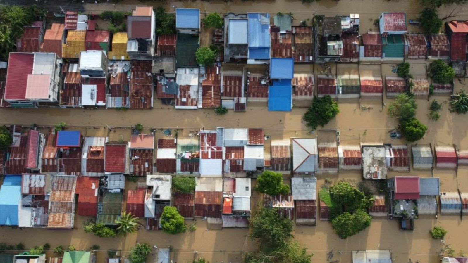 Viviendas afectadas por el tifón Fung-wong en Filipinas