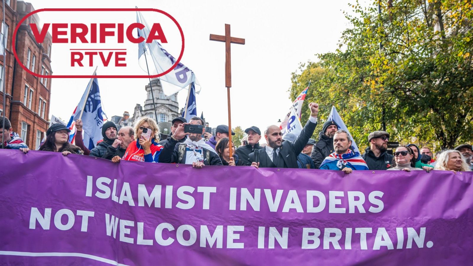 Vídeos de IA que extienden el odio hacia las personas migrantes en Reino Unido