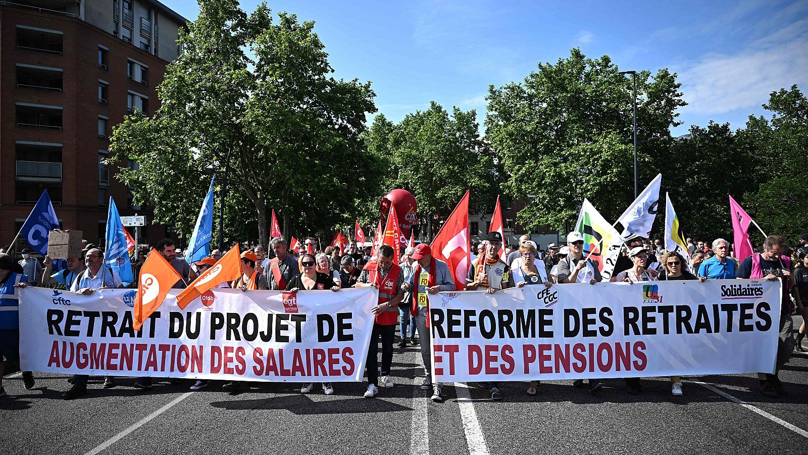 La Asamblea Nacional aprueba la suspensión de la reforma de las pensiones en Francia