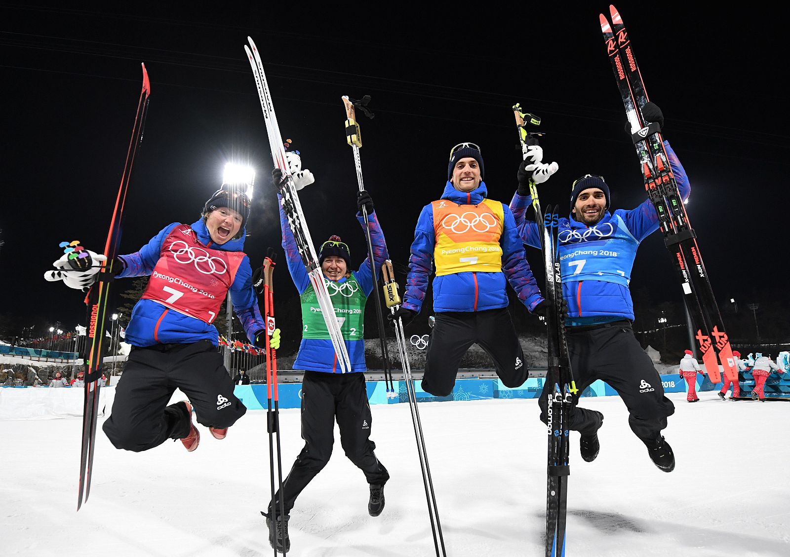 El equipo francés de biathlon celebra su triunfo.