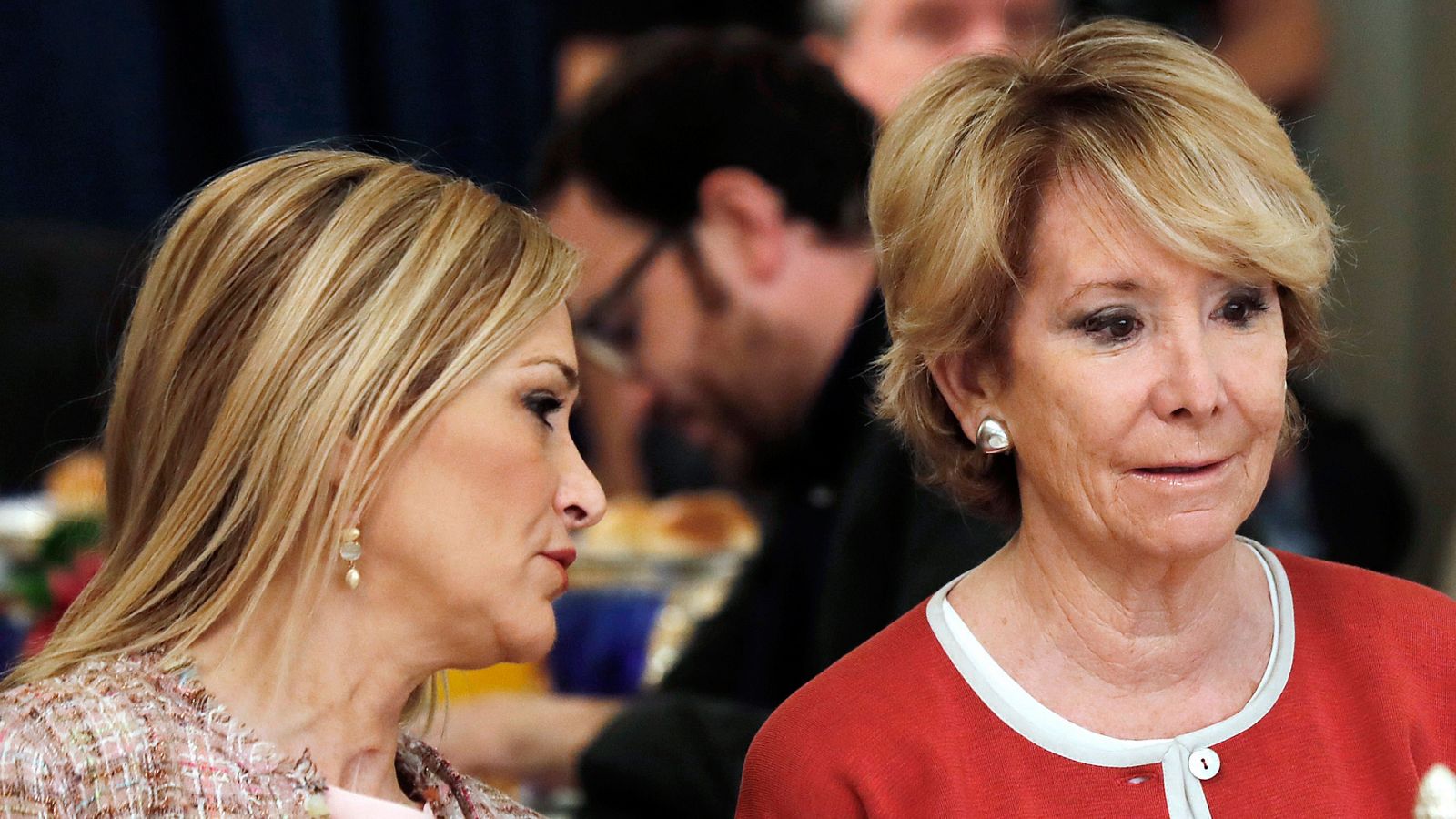 La presidenta de la Comunidad de Madrid, Cristina Cifuentes y la portavoz del PP en el Ayuntamiento de Madrid, Esperanza Aguirre