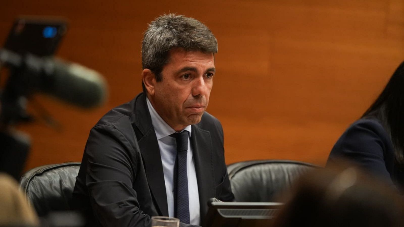 El president de la Generalitat en funciones, Carlos Mazón, en la comisión de investigación de la dana en Les Corts