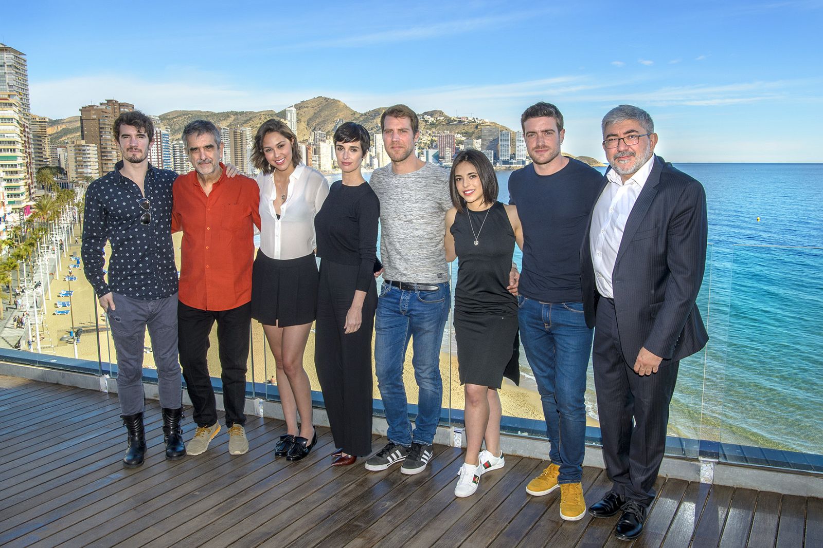 Parte del equipo de Fugitiva posa con Fernando López Puig y Joaquín Oristrell