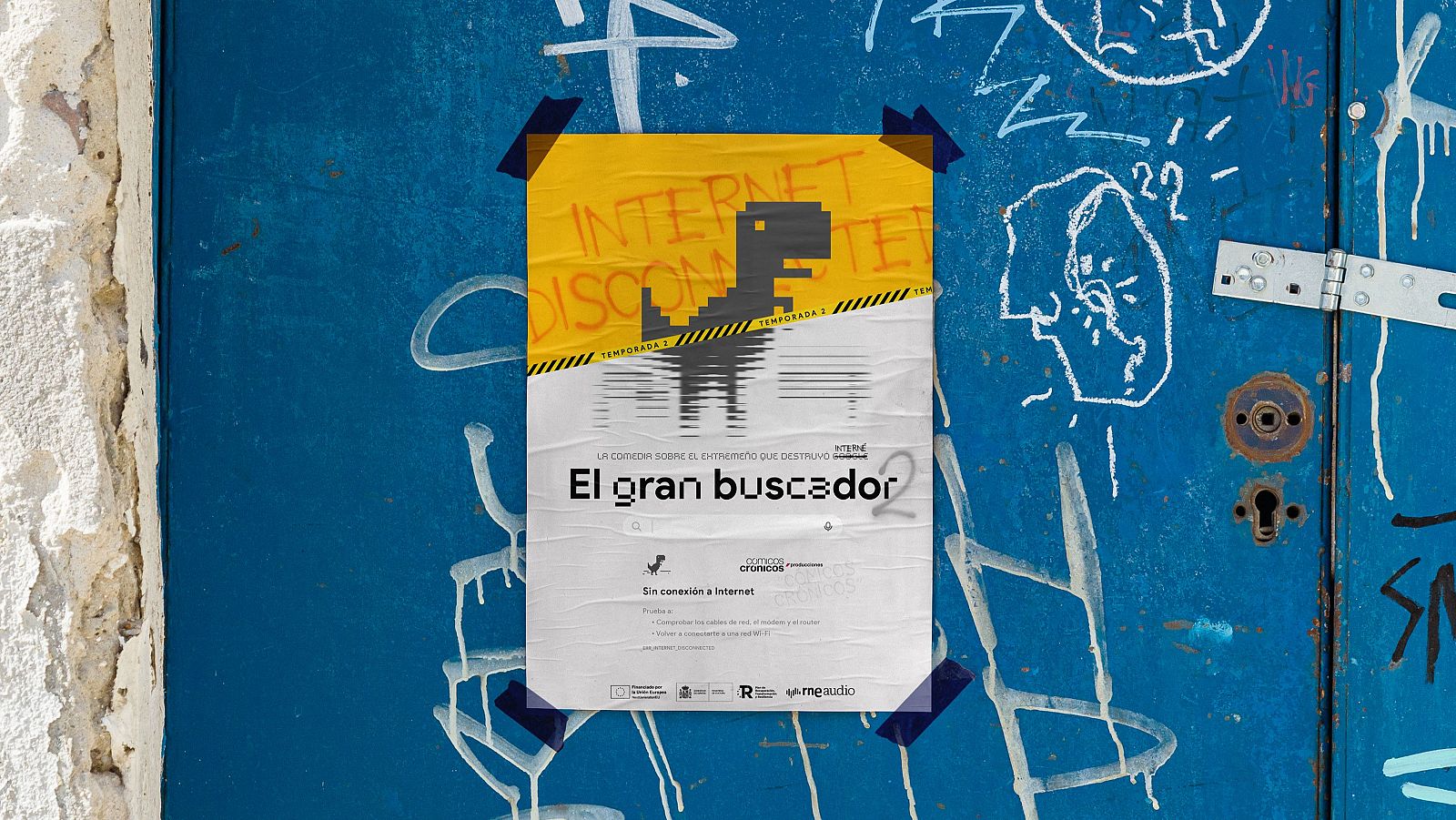 Un cartel con diseño de error de internet promociona la nueva temporada de un programa de radio. El cartel, pegado en una puerta azul con grafitis, muestra un dinosaurio pixelado y el título "El gran buscador 2", con una frase descriptiva.
