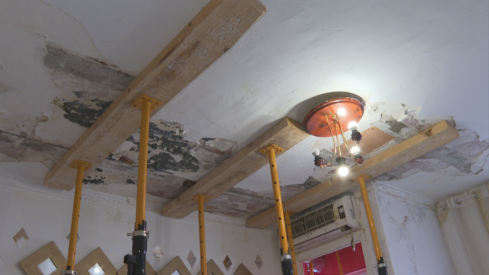 Un dels pisos apuntalats del Besòs