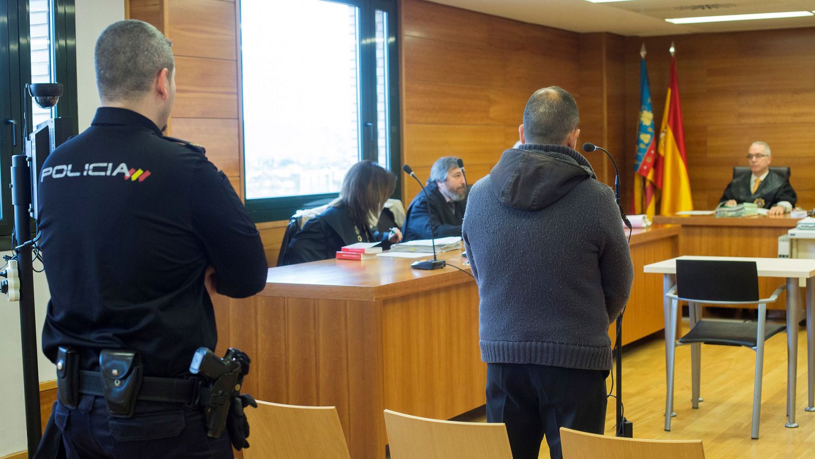 Oscar H.L., condenado por asesinar a su mujer e intentar matar a sus dos hijos, en el juicio