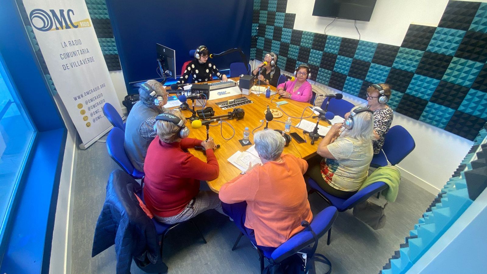 Las lideresas de Villaverde emiten en directo su programa "Con mayor voz" los lunes a las 17:00 en OMC Radio.