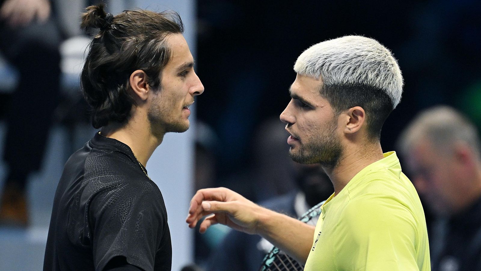 Alcaraz y Musetti se saludan tras el final del partido que ambos disputaros.