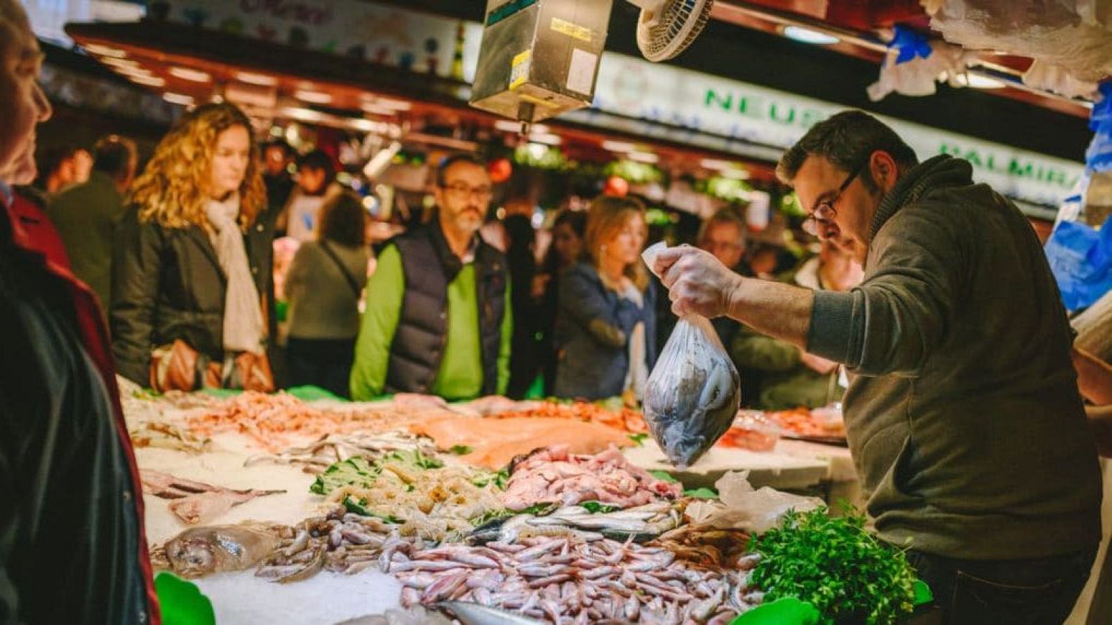 Les peixeteries són les parades amb més afluència per preparar les compres de Nadal
