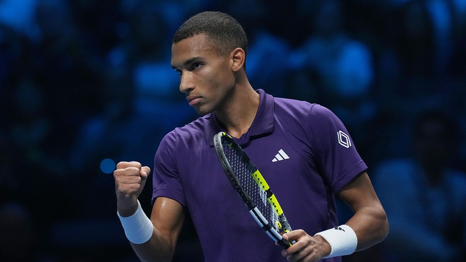 Auger-Aliassime celebra un punto ante Zverev