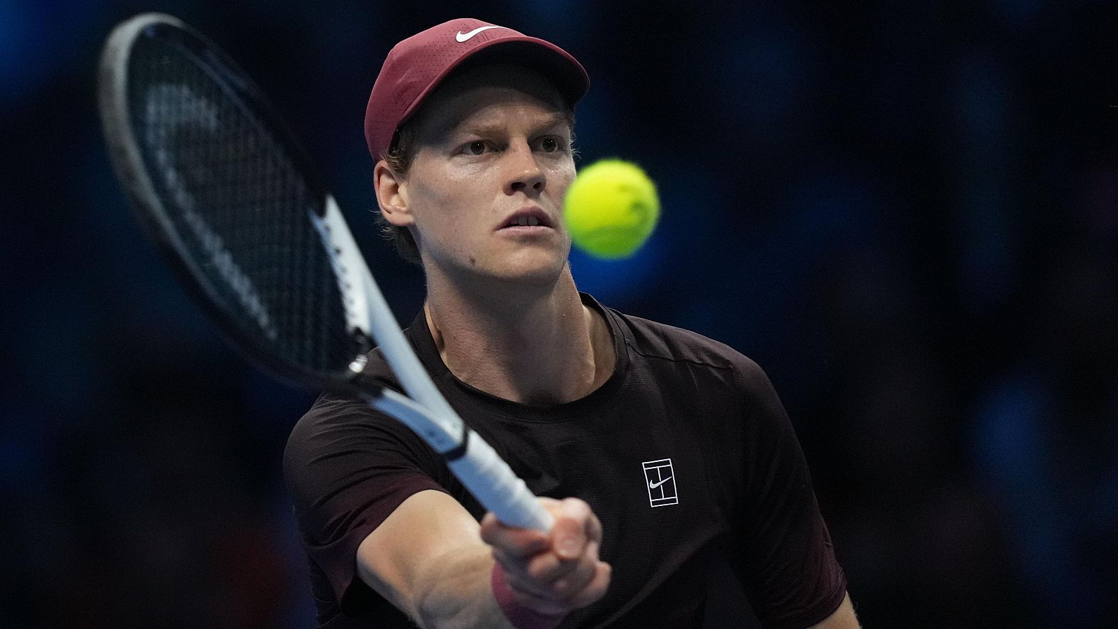 Italy's Jannik Sinner returns to Australia's Alex de Minaur during semifinal tennis match of the ATP World Tour Finals, in Turin, Italy, Saturday, Nov. 15, 2025. (AP Photo/Antonio Calanni)
