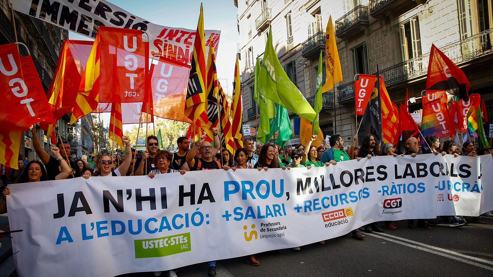 Capçalera de la manifestació per reivindicar millores salarials i laborals al sector de l'ensenyament