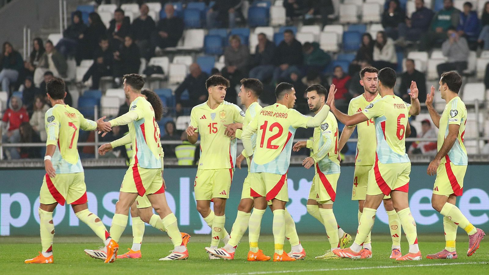 Los jugadores españoles celebrando uno los tantos anotados ante Georgia.