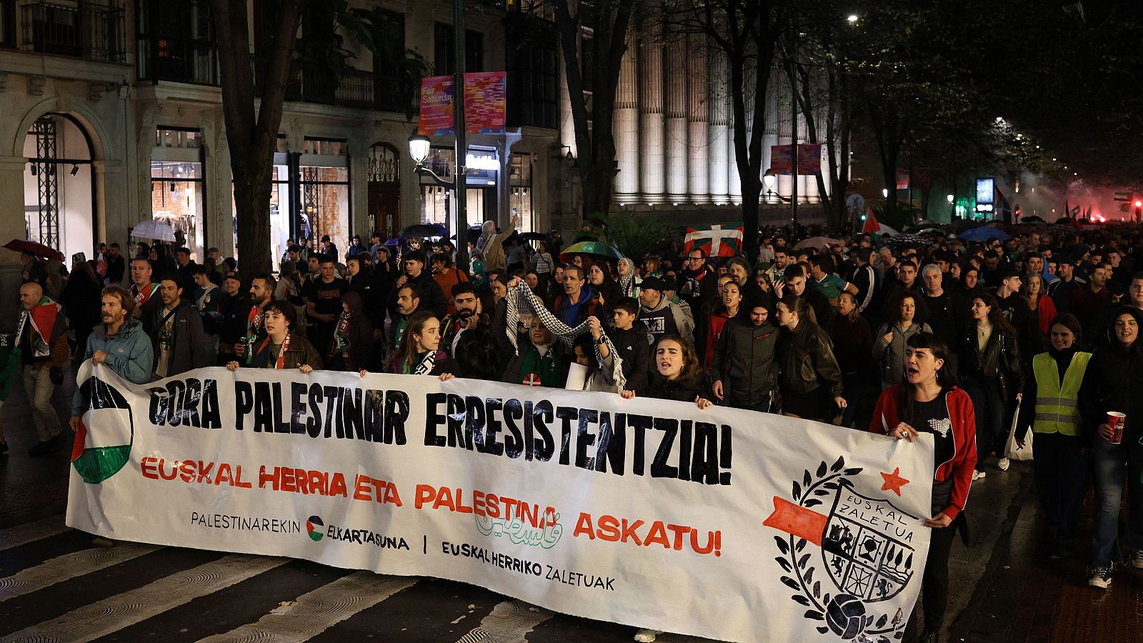 Miles de personas llenan las calles de Bilbao de solidaridad con Palestina.