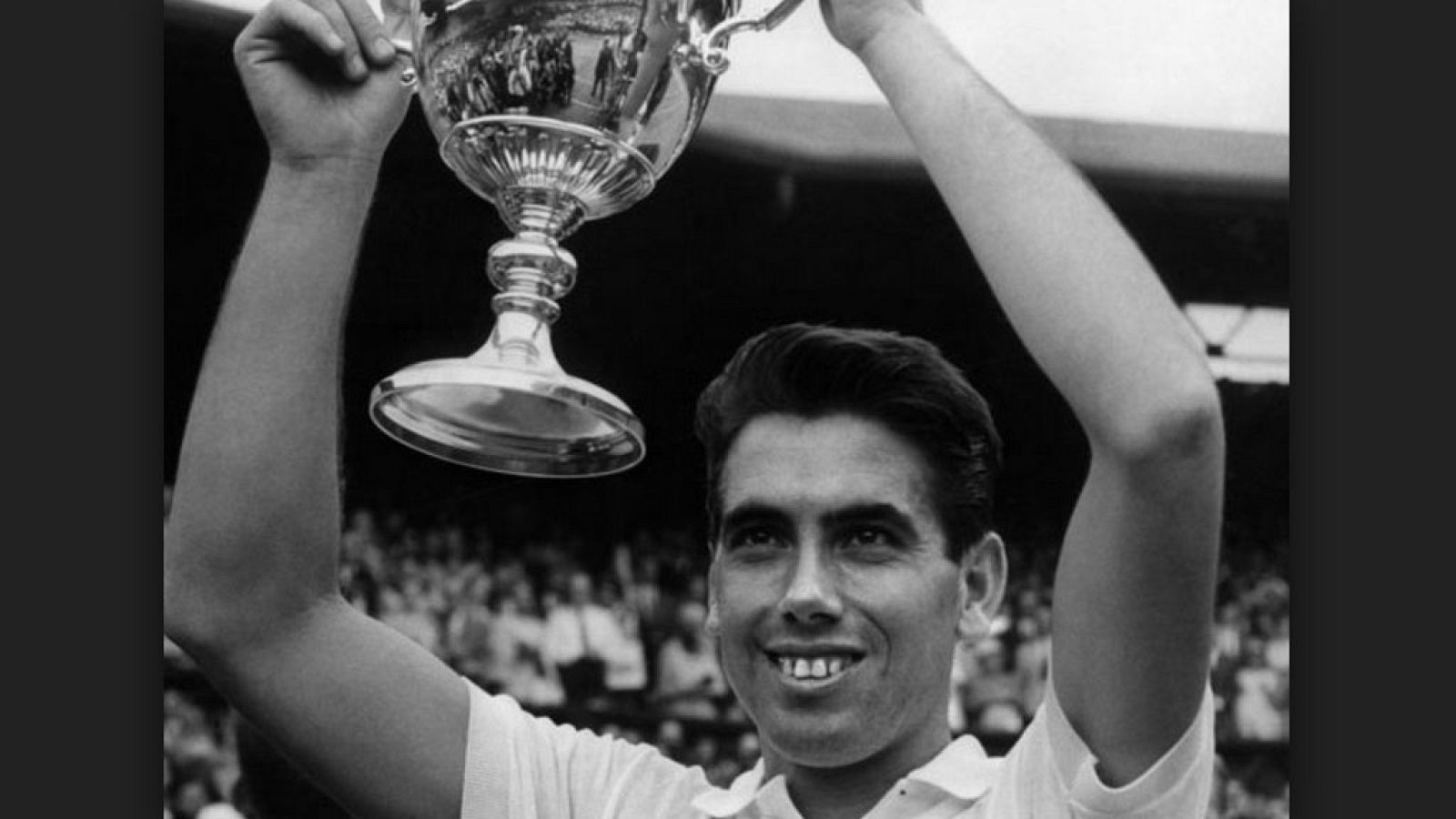 Manolo Santana levanta en 1966 el torneo de Wimbledon
