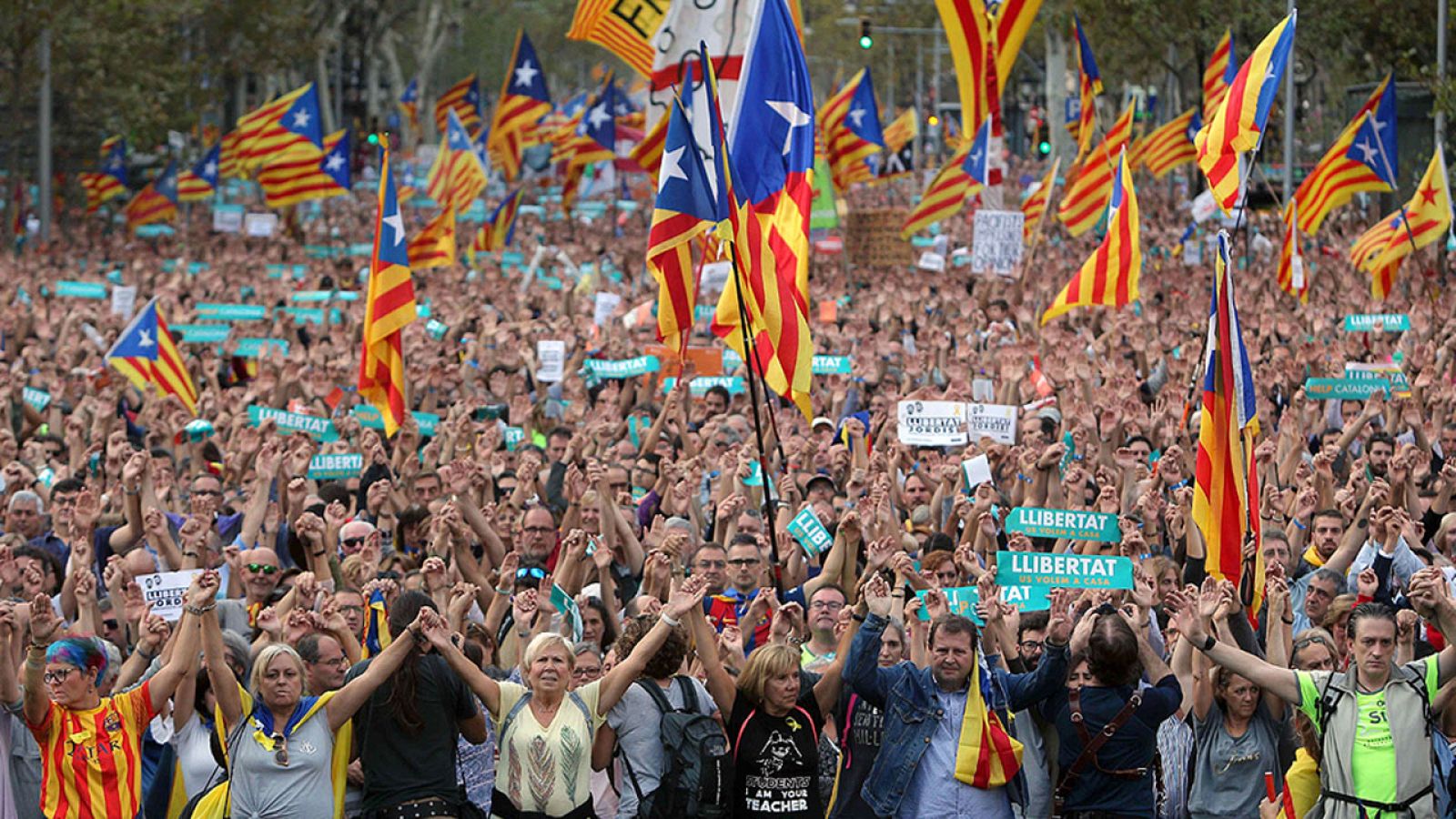Fotografía de archivo de una manifestación en Barcelona en apoyo a Jordi Sànchez y Jordi Cuixart