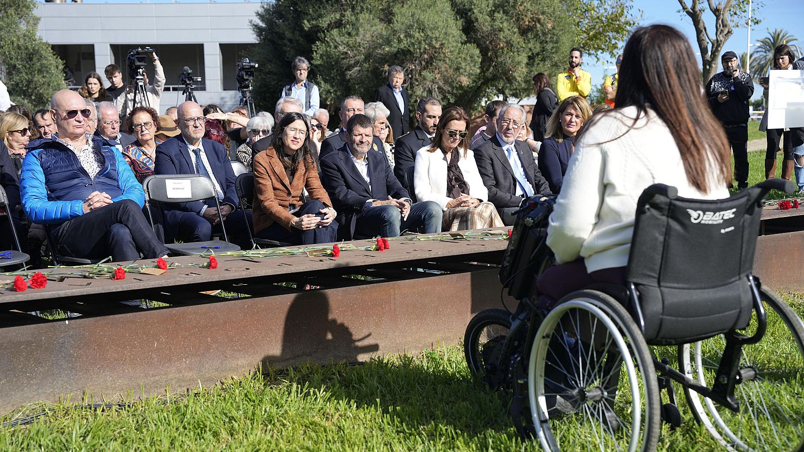Responsables polítics i d'entitats escolten el testimoni de víctimes d'accidents de trànsit en l'acte de record a Barcelona