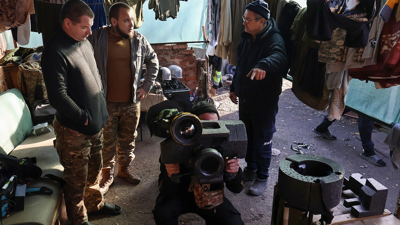 Soldados ucranianos practican con el sistema de misiles antitanque FGM-148 Javelin en el frente de Zaporiyia