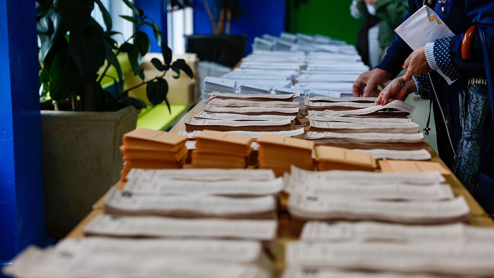 Elecciones en Extremadura 2025: fechas clave, voto por correo y plazos para el nuevo Gobierno: votantes ejercen su derecho al voto en un colegio de Madrid el 28 de mayo de 2023