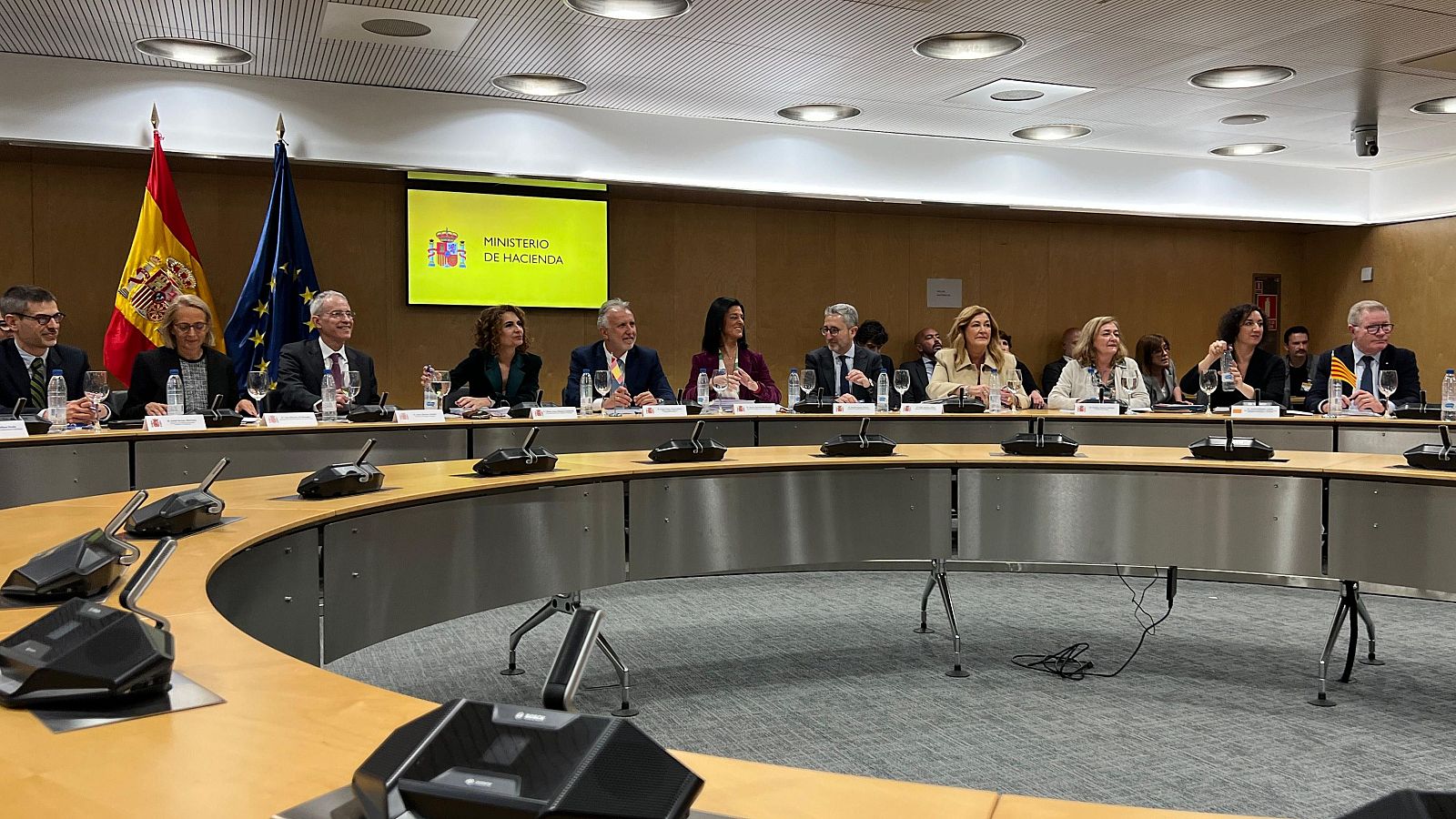 La vicepresidenta María Jesús Montero i diversos consellers autonòmics a la reunió del Consell de Política Fiscal i Financera d'aquest dimecres