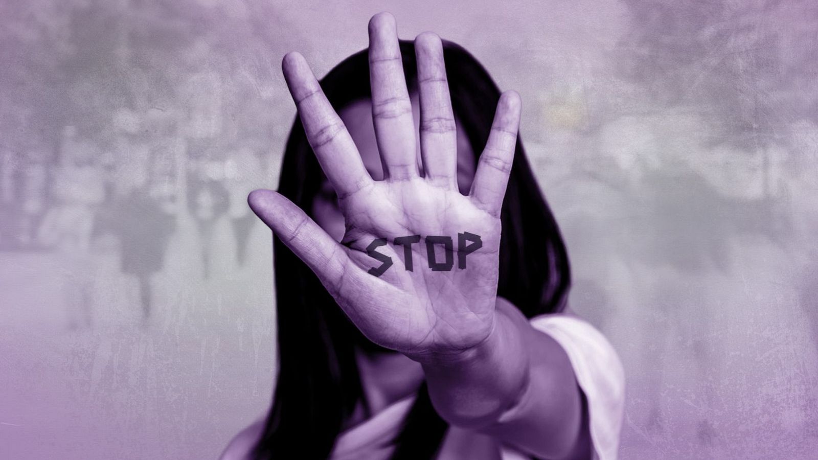 Una mano extendida, con la palabra "STOP" escrita, se muestra en primer plano. El fondo difuminado sugiere la presencia de más personas, con un tono general morado.