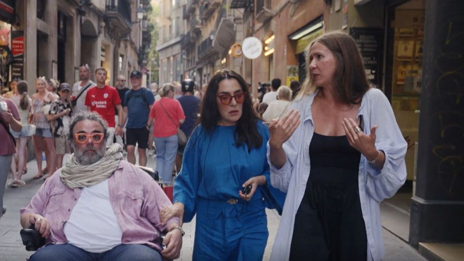 Candela Peña i Helena Martín caminant per Barcelona a 'Una tarda amb...' de RTVE Catalunya