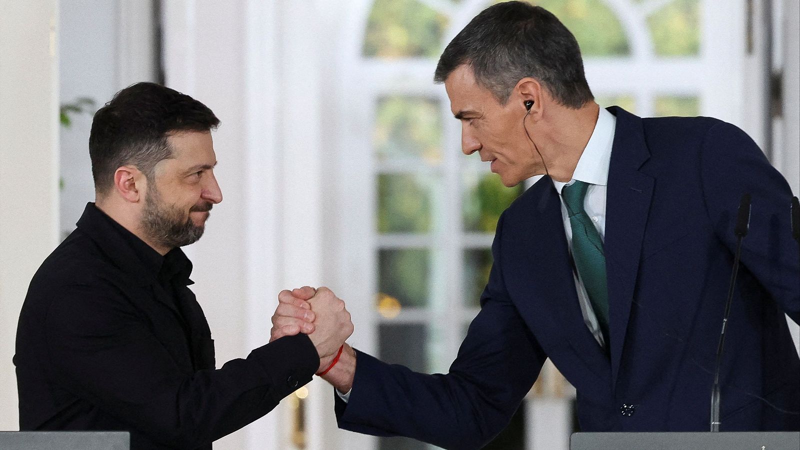 El presidente de Ucrania, Volodímir Zelenski, y Pedro Sánchez, en La Moncloa