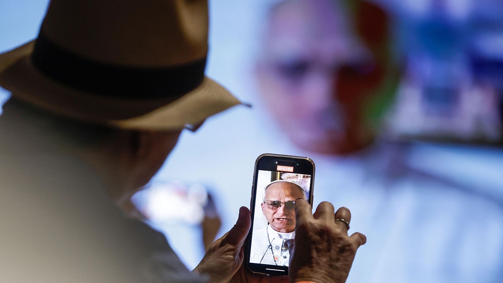 Una persona graba con su teléfono un video del Papa León XIV, en el Museo Amazónico en Belém (Brasil).
