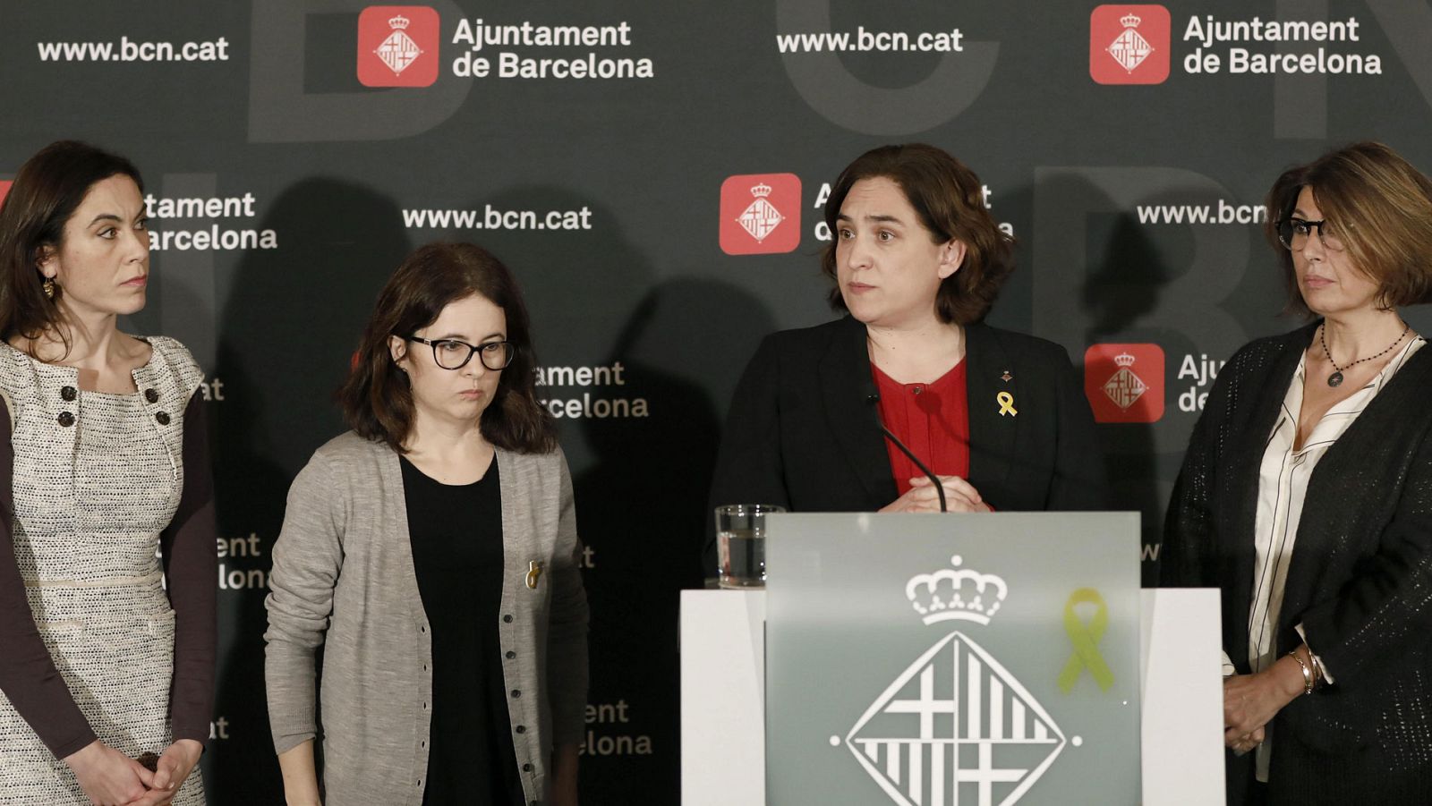 Ada Colau (3i) junto a las parejas de Forn (d), Sánchez (2i) y Cuixart (i)
