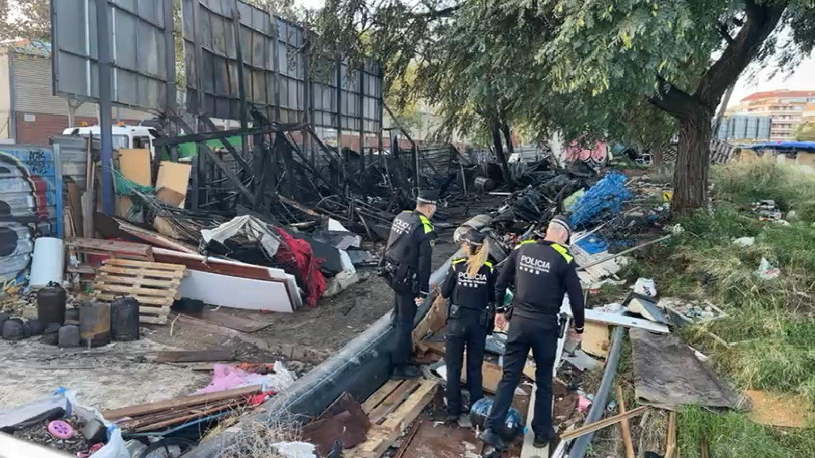 Estat de la zona de les barraques on hi ha hagut l'incendi aquesta nit