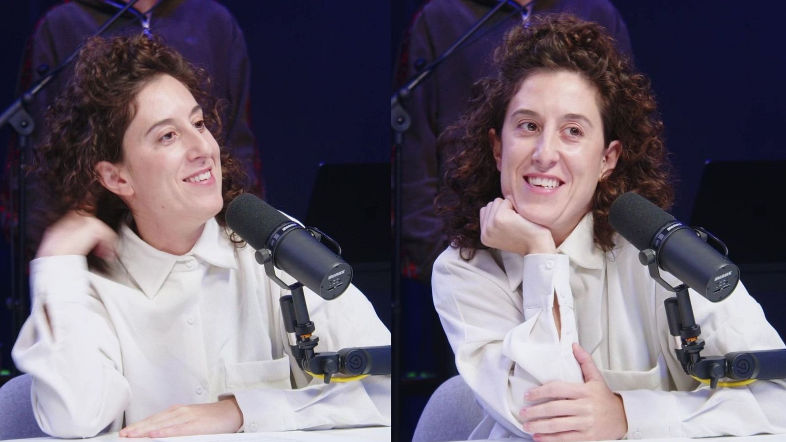 Laura del Val, con cabello castaño rizado y camisa blanca, sonríe frente a un micrófono en un estudio de radio.