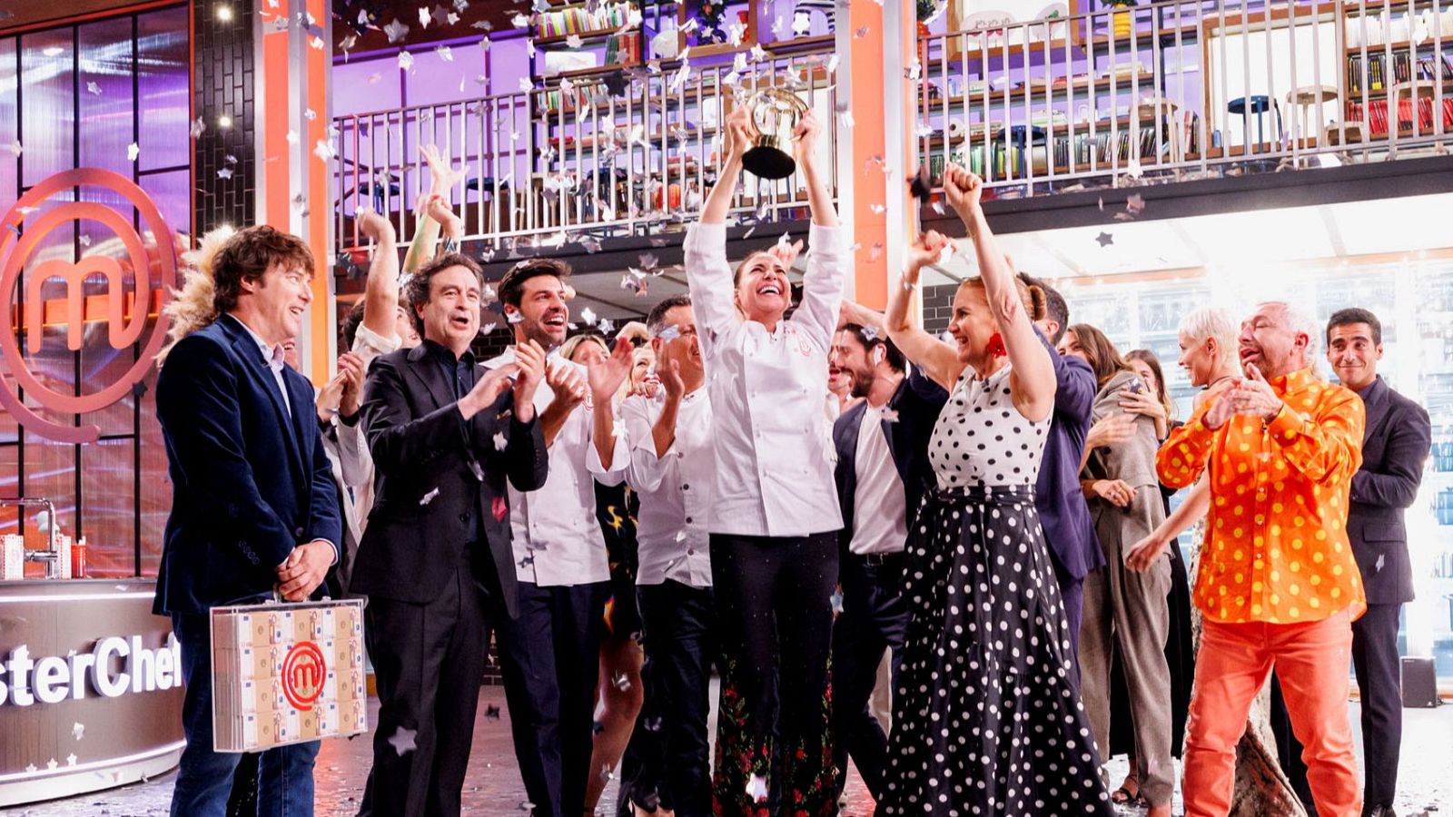 Mariló se alza con el trofeo, ayer en 'MasterChef'