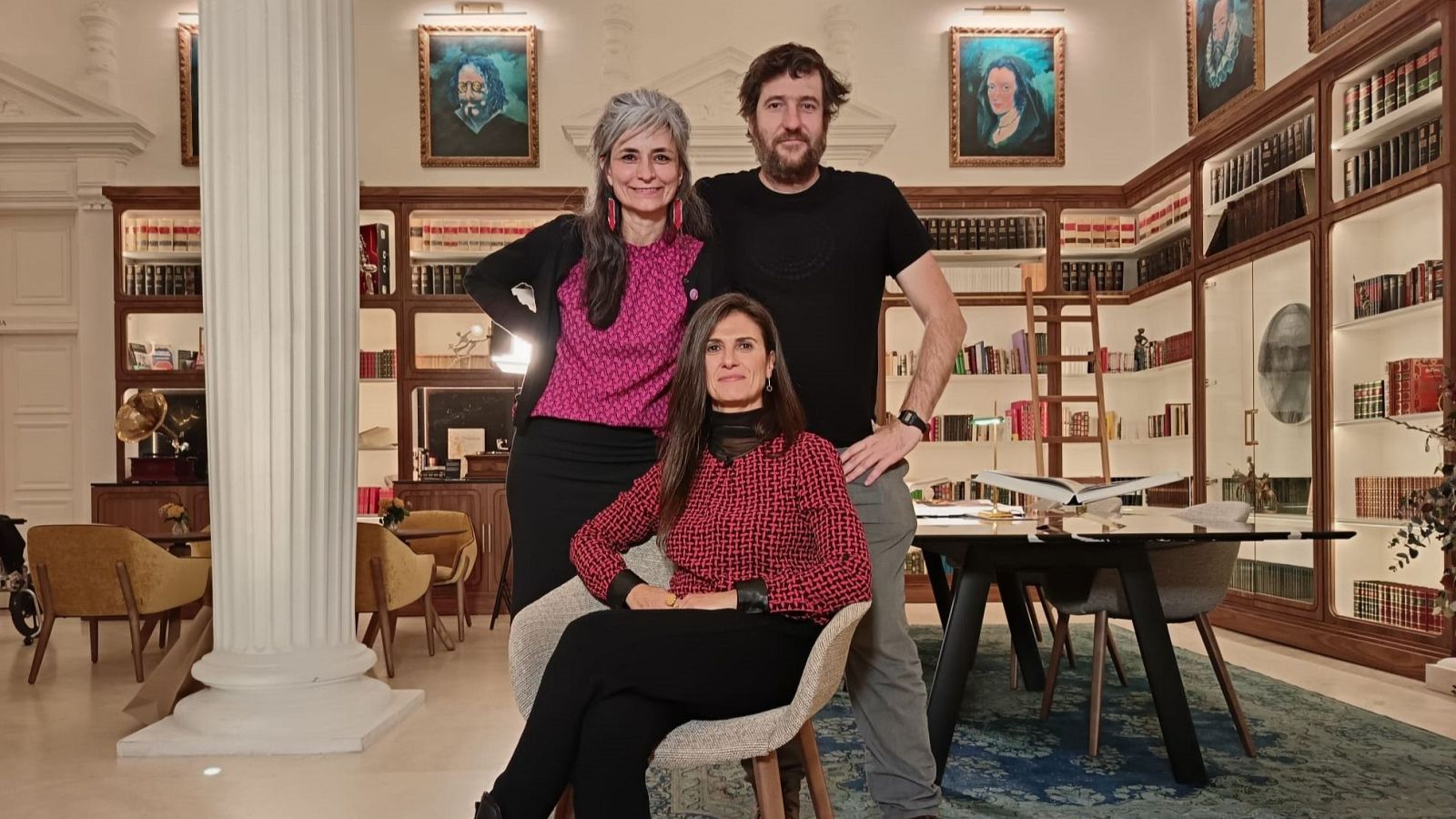 Ana Latorre, codirectora del Festival MujerDoc y el director de cortometrajes Kote Camacho (de pie), junto a la cineasta Itxaso Díaz (sentada)