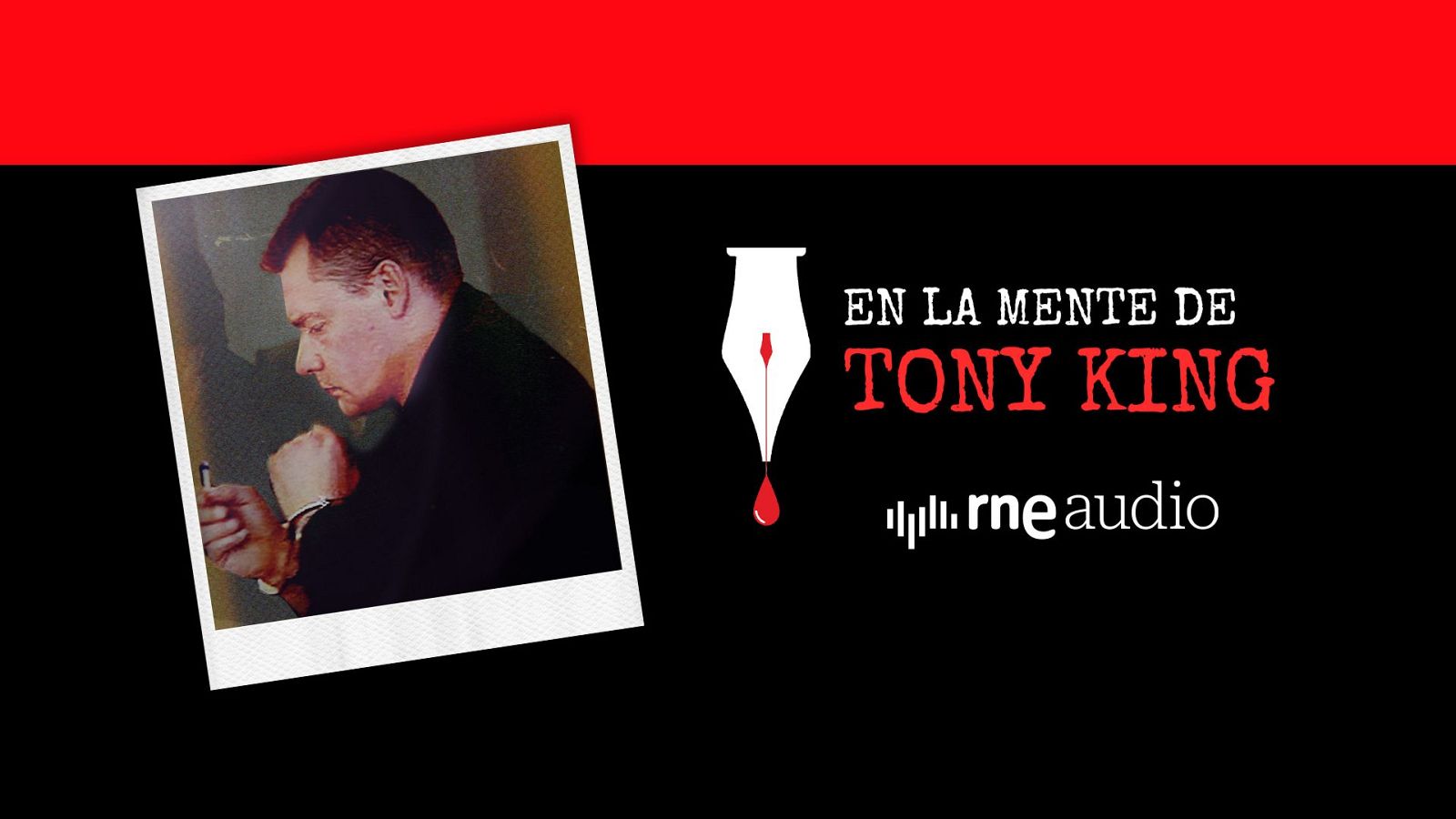 Una fotografía polaroid muestra a un hombre esposado con una camisa oscura, mirando hacia abajo y sosteniendo un objeto pequeño. El diseño se complementa con el texto "EN LA MENTE DE TONY KING", el logo de una emisora de radio y una ilustración de una pluma.