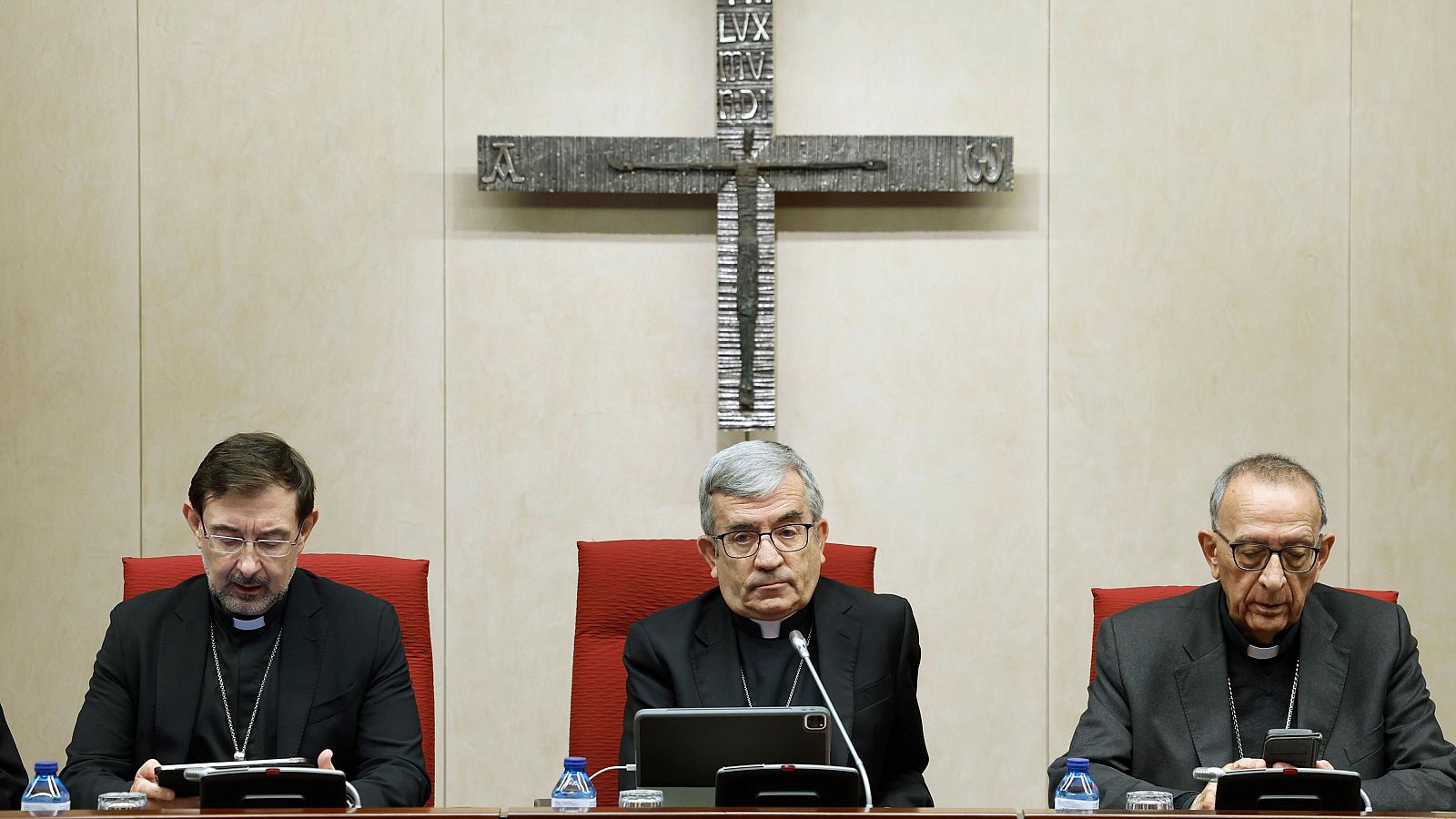 El presidente de la Conferencia Episcopal Española, Luis Argüello (c) junto con el arzobispo de Barcelona, Juan José Omella (d) tras la 128º Asamblea Plenaria de los obispos