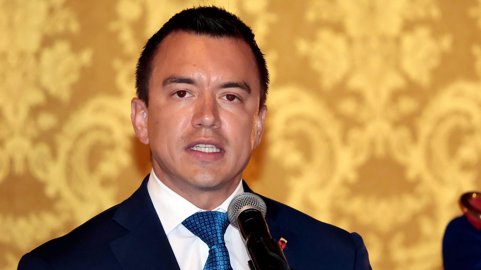 Noboa cambia a seis ministros tras la derrota del referéndum