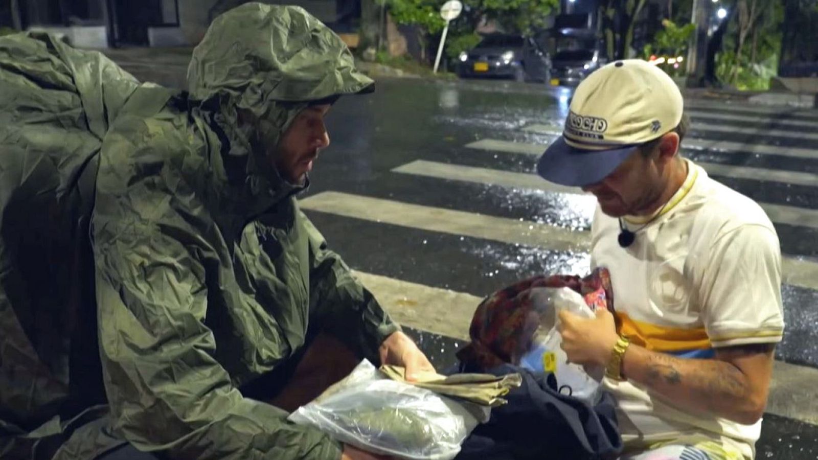 Aldo Comas y José Lamuño durante la tormenta en Guatapé