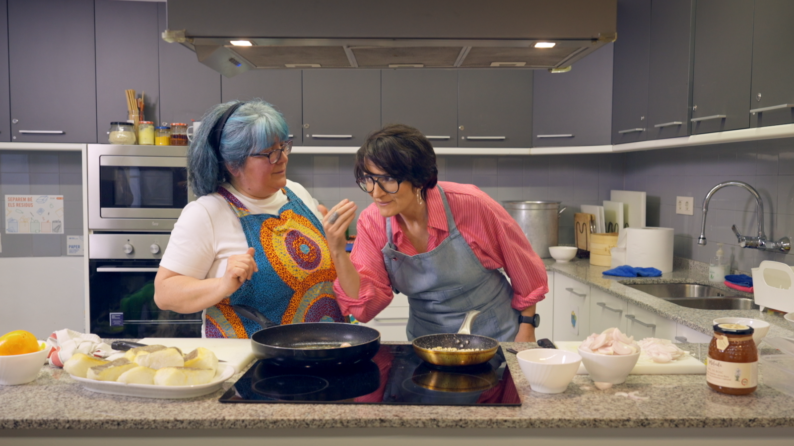 Sílvia Abril i Muntsa Holgado cuinant bacallà amb mel a 'La recepta perduda'